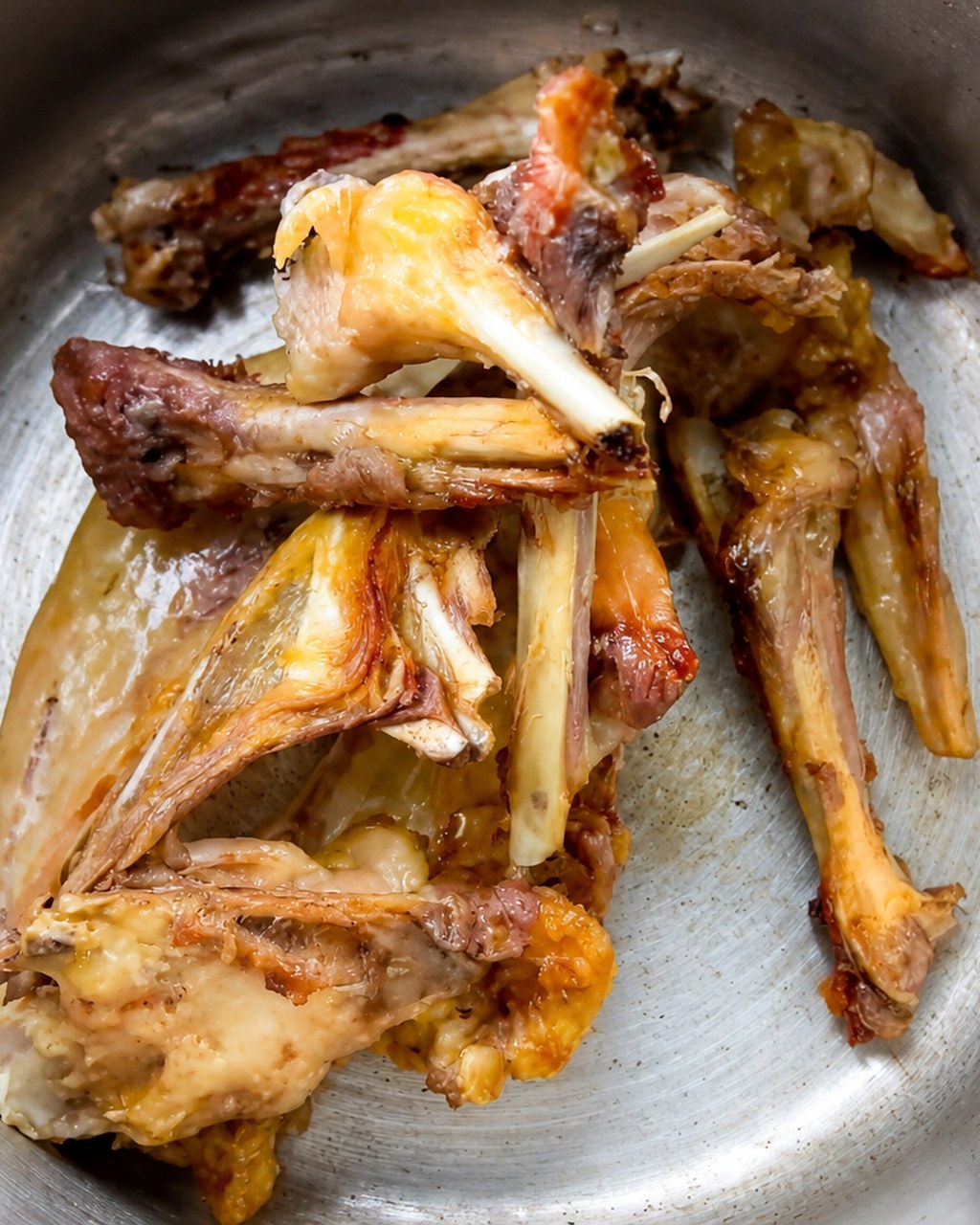 オーブンで焼いた鶏がらと鶏もみじ
